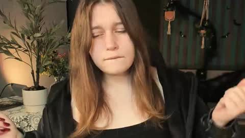 Snapshot of fioramarmoris chatting on 10/19/25, 05:19 fiora online show from 10/19/25, 05:19