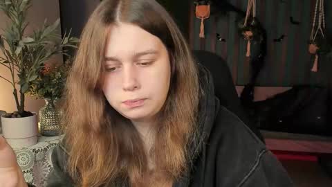 Snapshot of fioramarmoris chatting on 10/20/25, 01:44 fiora online show from 10/20/25, 01:44