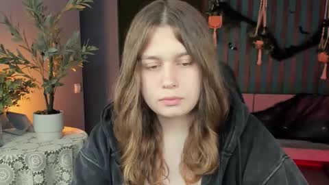 Snapshot of fioramarmoris chatting on 10/23/25, 01:43 fiora online show from 10/23/25, 01:43