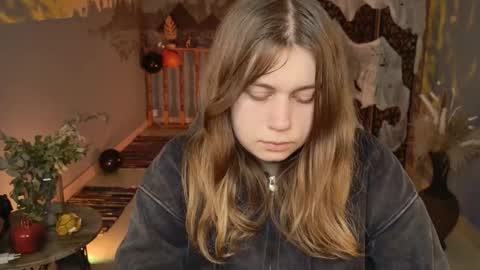 Snapshot of fioramarmoris chatting on 10/27/25, 01:37 fiora online show from 10/27/25, 01:37