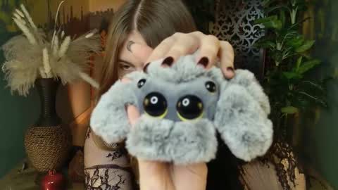 Snapshot of fioramarmoris chatting on 11/21/25, 06:12 fiora online show from 11/21/25, 06:12