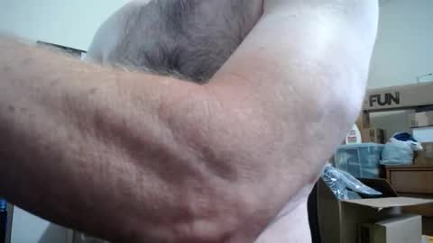 Snapshot of fitshow75 chatting on 09/17/25, 11:34 Links in Bio below online show from 09/17/25, 11:34