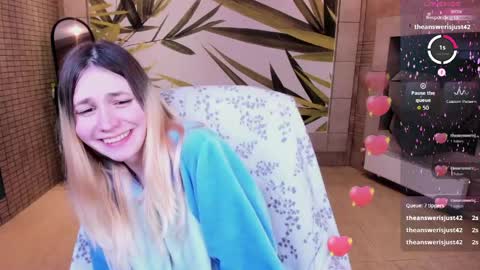 Snapshot of fleximona chatting on 05/17/26, 10:06 FlexiMona online show from 05/17/26, 10:06
