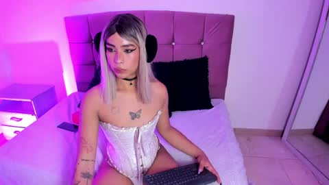 Snapshot of flor_pink chatting on 04/17/26, 04:26 Flor online show from 04/17/26, 04:26