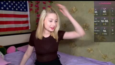 fluffy_cloude online show from 10/25/25, 12:23