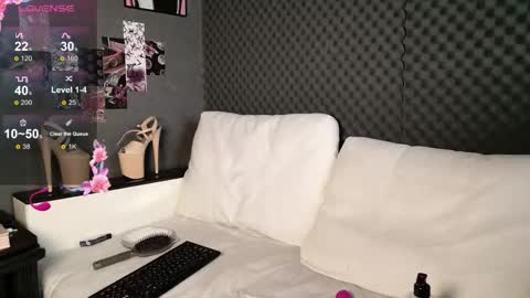 fluffy_cloude online show from 05/12/26, 04:09