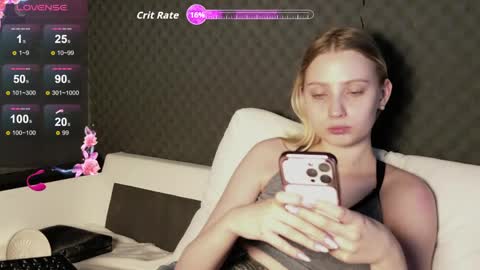 fluffy_cloude online show from 05/20/26, 06:19