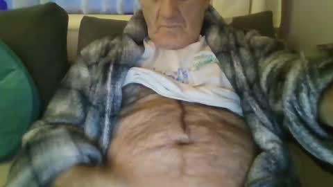 Snapshot of follador1001 chatting on 02/15/25, 05:28 follador1001 online show from 02/15/25, 05:28