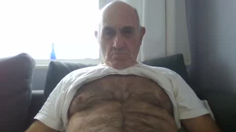 Snapshot of follador1001 chatting on 10/23/25, 09:19 follador1001 online show from 10/23/25, 09:19