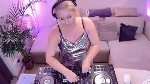 Snapshot of forbiddenkitty chatting on 11/04/25, 09:47 Forbidden Kitty online show from 11/04/25, 09:47