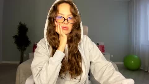 Kira online show from 09/15/25, 12:32