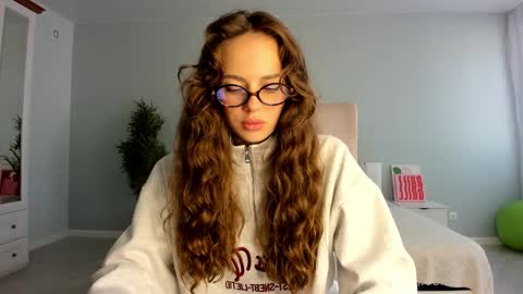 Kira online show from 09/17/25, 01:07