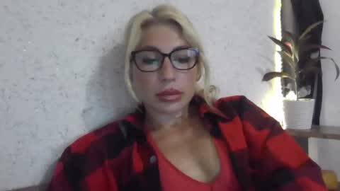 fox_red_lady7 online show from 10/01/25, 12:11