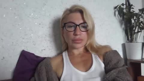 fox_red_lady7 online show from 10/11/25, 09:41