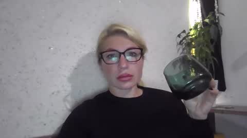 fox_red_lady7 online show from 10/13/25, 04:51