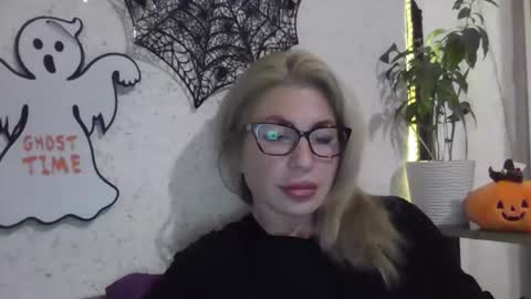 fox_red_lady7 online show from 10/28/25, 07:38