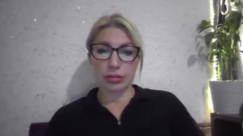 fox_red_lady7 online show from 11/10/25, 01:32