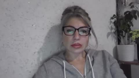 fox_red_lady7 online show from 12/03/25, 11:52