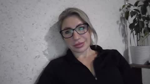 fox_red_lady7 online show from 12/20/25, 10:22