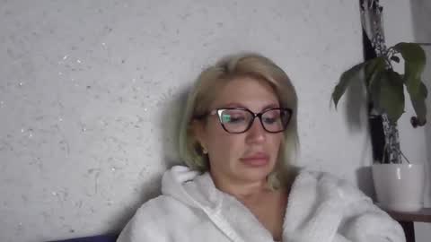 fox_red_lady7 online show from 04/30/26, 03:40