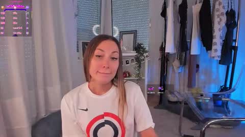 Snapshot of foxe_sailey chatting on 09/23/25, 07:33 Fox love you online show from 09/23/25, 07:33