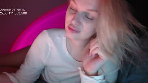 i am your baby Alien  online show from 11/25/25, 02:39