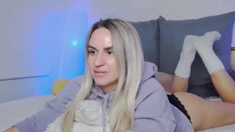 Snapshot of foxy_kimmi chatting on 11/25/25, 06:35 Foxy Kimmi online show from 11/25/25, 06:35