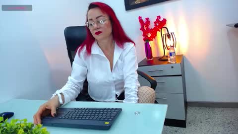 Foxy miilf online show from 10/24/25, 01:29