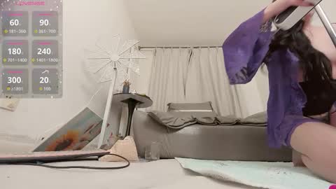 yiyi online show from 11/12/25, 12:05