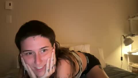 Snapshot of fragariia chatting on 09/19/25, 01:51 Chlo online show from 09/19/25, 01:51