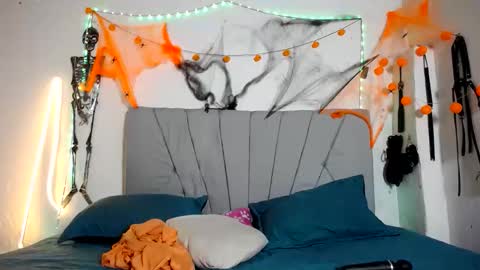 francihot4 online show from 10/29/25, 02:36