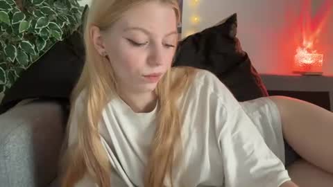 Snapshot of franny_fresh chatting on 07/18/26, 08:18 franny_fresh online show from 07/18/26, 08:18