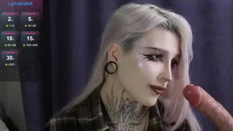 Snapshot of fraulein_mooon chatting on 12/09/24, 05:40 Asya UwU online show from 12/09/24, 05:40