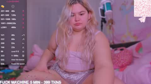 Snapshot of freakcute_friends chatting on 01/17/26, 04:43 Alice online show from 01/17/26, 04:43