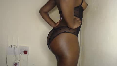 Snapshot of freaky_ass chatting on 10/17/25, 02:52 Berry online show from 10/17/25, 02:52