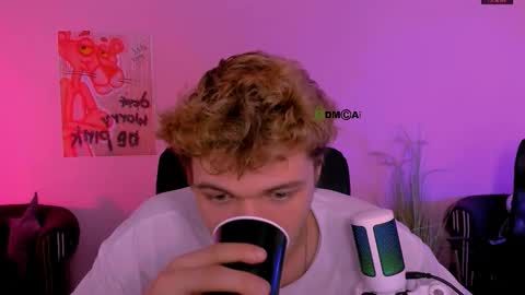 Snapshot of fred_strong chatting on 12/17/25, 09:48 Freddy online show from 12/17/25, 09:48