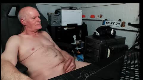 Snapshot of freecamdick chatting on 11/24/25, 01:22 freecamdick online show from 11/24/25, 01:22