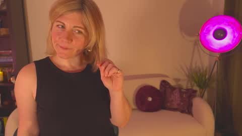 Louise or Lou 3 online show from 02/12/25, 07:45