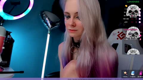 Snapshot of frida_fortune chatting on 01/28/25, 01:59 Frida A boost to fortune for the one who gives a thumbs up and a bonus lucky for those who support me by joining the fanclub online show from 01/28/25, 01:59