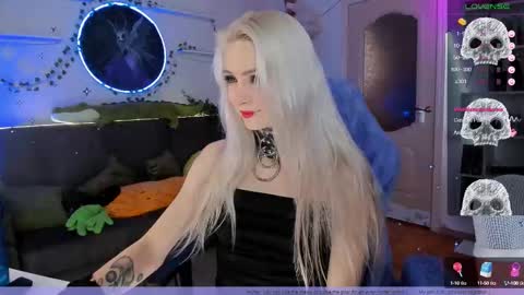 Snapshot of frida_fortune chatting on 10/10/25, 01:04 Frida A boost to fortune for the one who gives a thumbs up and a bonus lucky for those who support me by joining the fanclub online show from 10/10/25, 01:04