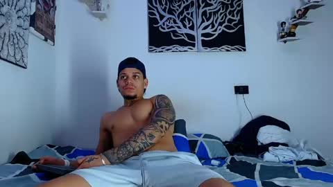 Snapshot of friendsofeverything_ chatting on 05/24/26, 01:54 Adam y pitter online show from 05/24/26, 01:54