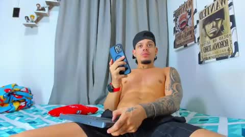 Snapshot of friendsofeverything_ chatting on 07/16/26, 01:11 Adam y pitter online show from 07/16/26, 01:11