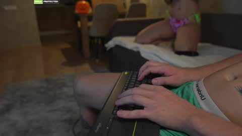 Snapshot of friendsurdreams chatting on 10/27/25, 07:29 friendsurdreams online show from 10/27/25, 07:29