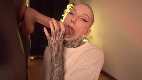 Snapshot of fuckingtoy_ chatting on 12/22/24, 02:16 Eva all my links online show from 12/22/24, 02:16