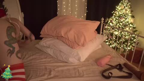 Snapshot of fuckingtoy_ chatting on 12/29/24, 02:21 Eva all my links online show from 12/29/24, 02:21