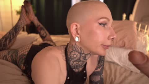 Snapshot of fuckingtoy_ chatting on 02/01/25, 12:47 Eva all my links online show from 02/01/25, 12:47