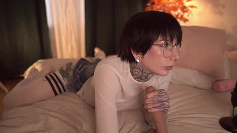 Snapshot of fuckingtoy_ chatting on 10/19/25, 01:01 Eva all my links online show from 10/19/25, 01:01