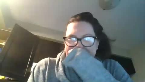 fuzzypeaches87 online show from 12/15/25, 06:56