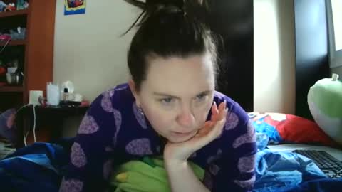 Snapshot of fuzzypeaches87 chatting on 04/21/26, 04:45 fuzzypeaches87 online show from 04/21/26, 04:45