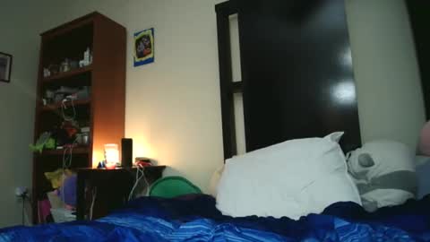Snapshot of fuzzypeaches87 chatting on 04/27/26, 04:10 fuzzypeaches87 online show from 04/27/26, 04:10